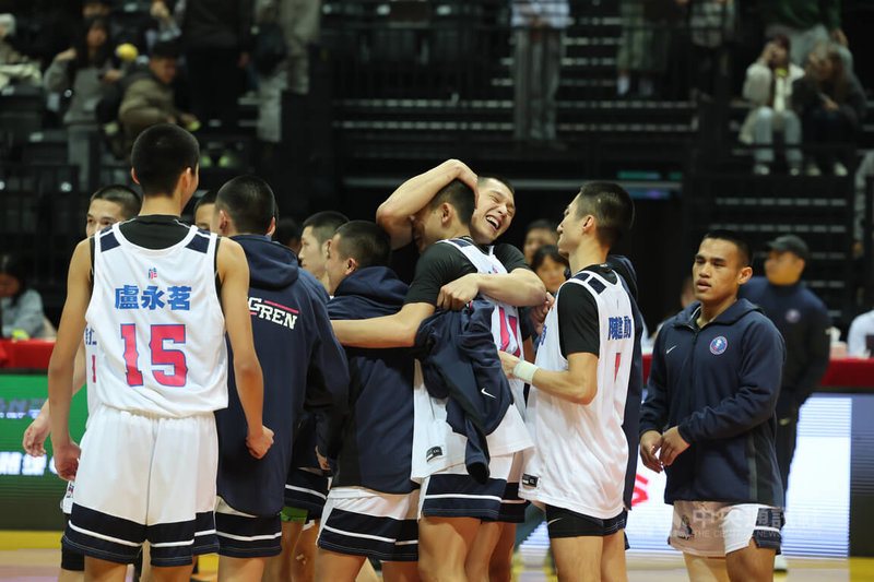 114學年度HBL高中籃球聯賽男子組8強賽8日在新莊體育館進行，能仁家商以82比77擊敗南湖高中，球員開心相擁。中央社記者趙世勳攝　115年2月8日