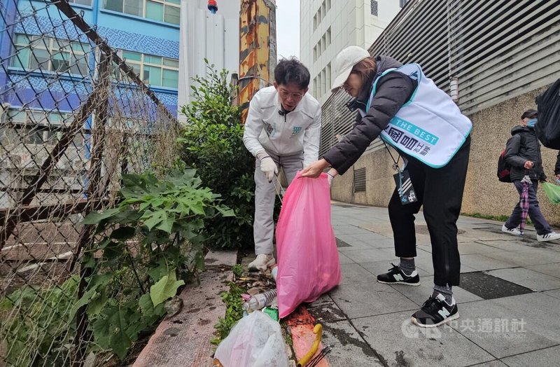 民眾黨新北市長參選人黃國昌競選總部發起「新北大掃除 」，黃國昌（左）率志工到淡水金色水岸清掃，，他說，他撿垃圾最大宗就是菸蒂。中央社記者王鴻國攝 115年2月8日