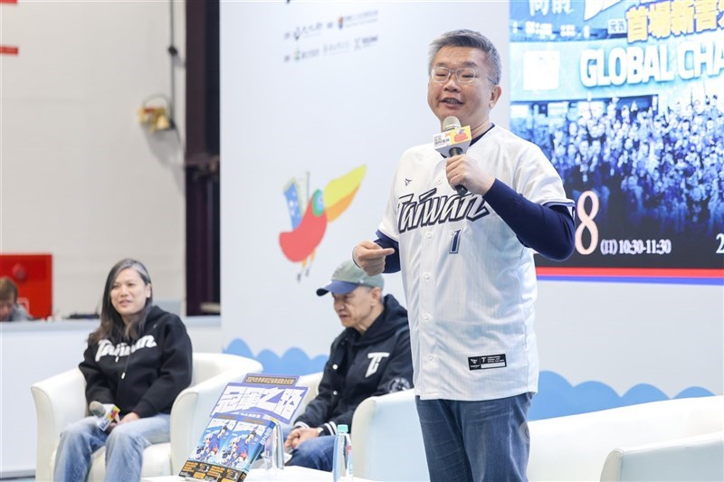 聯名電影書「冠軍之路：2024世界棒球12強賽感動全紀錄」8日在台北國際書展舉辦首場新書分享會，中華職棒聯盟會長蔡其昌（右）出席與會，與本書作者曾文誠（中）、陳祖安（左）對談。中央社記者裴禛攝 115年2月8日