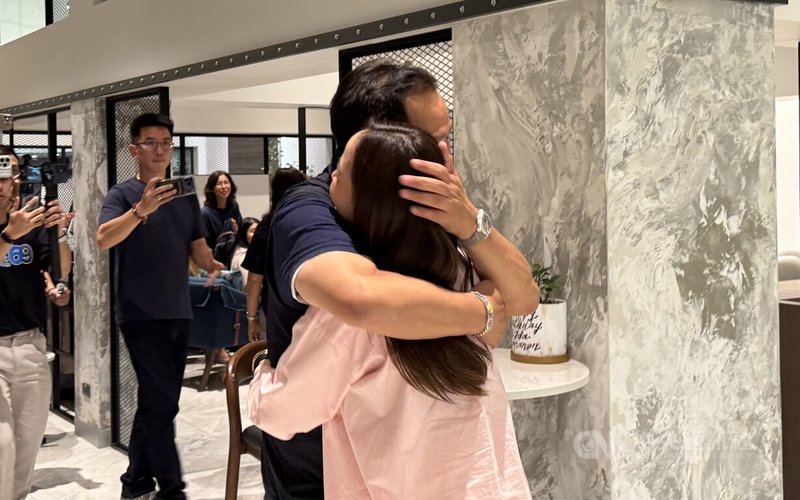 泰國泰自豪黨總理候選人、泰國總理阿努廷（前左）8日晚間抵達泰自豪黨總部後，隨即與妻子擁抱。中央社記者李宗憲曼谷攝　115年2月8日