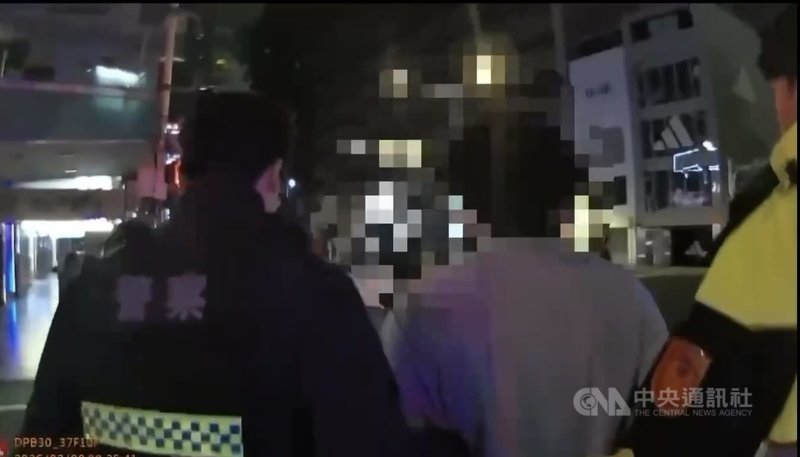 台北市警方8日凌晨獲報，台北捷運中山站有名男子（中）帶刀搭車，經查其前胸口袋有刀且露出刀柄，搜身又再發現另1把刀，全案依社維法送辦。（翻攝照片）中央社記者黃麗芸傳真 115年2月8日