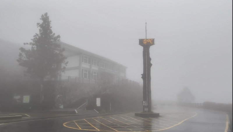 受寒流影響，海拔1900多公尺的太平山國家森林遊樂區8日清晨氣溫雖已達攝氏0度，但因水氣不足並未降雪，天地一片灰白朦朧。（農業部林業及自然保育署宜蘭分署提供）中央社記者王朝鈺傳真 115年2月8日