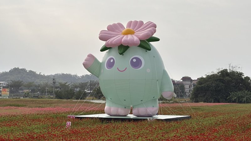 農曆春節將至，高雄市旗山、美濃、杉林、甲仙、六龜與內門等東部6大山城，在春節期間相互串聯，以「山城奇幻生物」為主題，各自化身為性格鮮明的奇幻角色，活動自2月7日至3月3日止，民眾可依循動線，造訪各區指標景點，蒐集奇幻生物的現身紀錄，並於合作店家兌換限量紀念好禮。（高雄市政府民政局提供）中央社記者張已亷傳真　115年2月8日