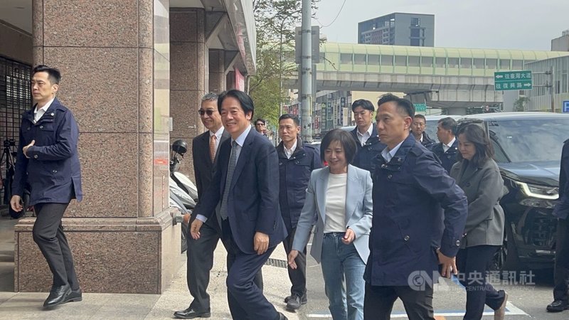 總統賴清德（前左2）8日下午抵達位於台中市南屯區的民進黨立委何欣純市政辦公室，邀集黨公職人員進行不公開座談，聆聽黨公職心聲及了解問題。中央社記者郝雪卿攝　115年2月8日