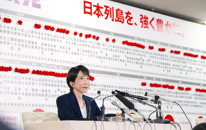 日本首相高市早苗8日眾議院選舉投票結束後在自民黨總部接受媒體訪問。（共同社