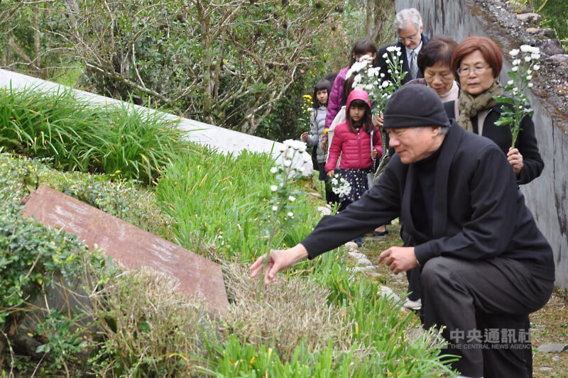 電影「世紀血案」取材林宅血案，卻未獲林義雄等人授權引發關注。圖為2019年林義雄（前）前往林家墓園獻花追思。（中央社檔案照片）