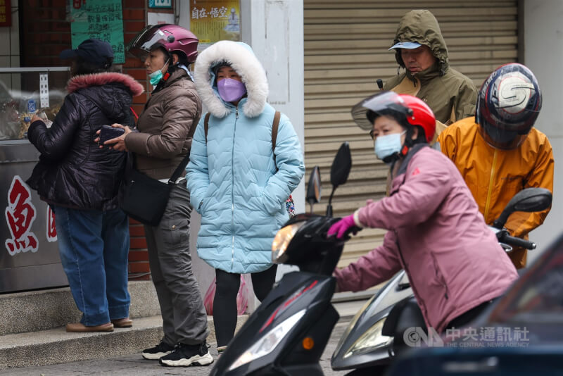 寒流影響，氣象署8日發布低溫特報。圖為民眾穿著保暖衣物在淡水老街採買。中央社記者吳家昇攝 115年2月8日