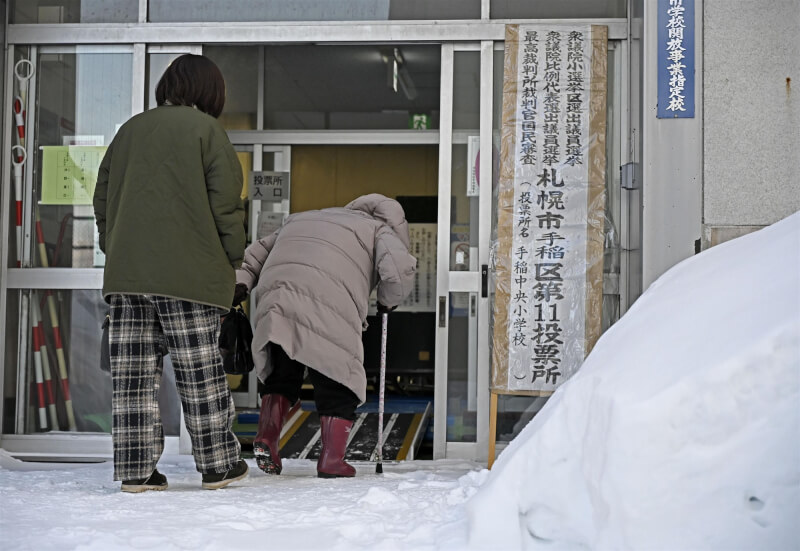 日本眾議院選舉8日投開票，民眾前往投票所投票。（共同社）