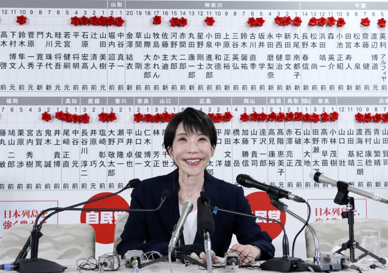 日本首相高市早苗8日在自民黨總部接受媒體訪問。（共同社）