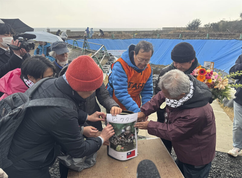 台灣潛水員協助日本打撈遺骨期間不幸身亡，當地民眾獻花哀悼。（共同社）