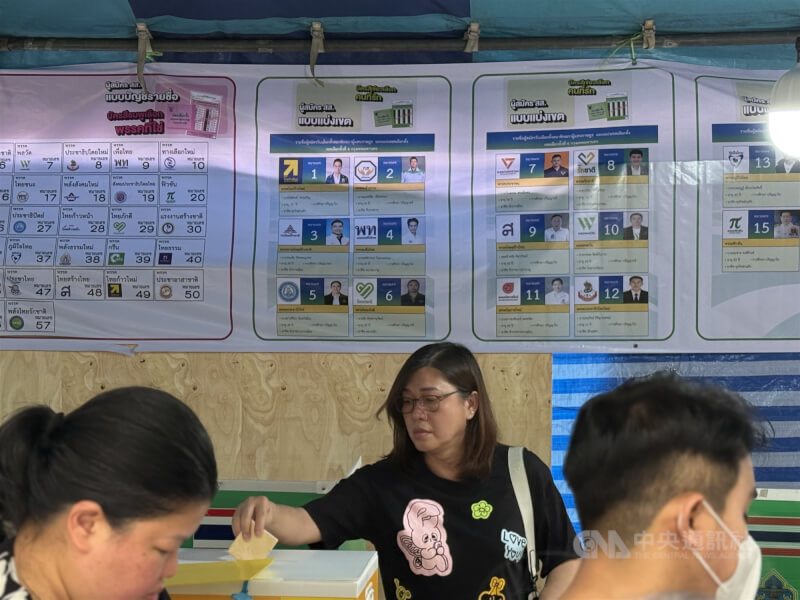 泰國大選8日登場，約5300萬名選民將選出眾議院500個席次，並同步就修憲案進行公投，攸關泰國未來政治走向。圖為位於曼谷的投票所。中央社記者李宗憲曼谷攝　115年2月8日