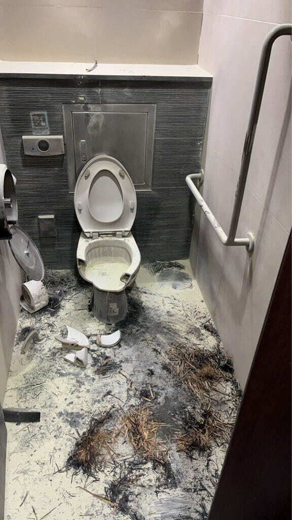 台中7旬曾姓男子疑因不滿土地重劃變更事宜陳情未被重視，8日北上至台北捷運2站連續縱火，遭警方逮捕。圖為北捷善導寺站男廁遭縱火。（翻攝照片）中央社記者黃麗芸傳真　115年2月8日