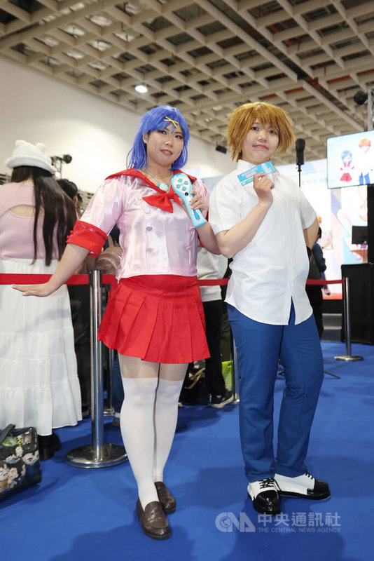 2026台北國際動漫節持續在南港展覽館一館展出，8日下午舉行日本動畫「真珠美人魚」台配聲優見面會，有粉絲手工製作角色「波音」的制服上衣、以膠布還原男主角「海斗」的鞋子，他們透露從國小就很喜歡「真珠美人魚」，看到童年回憶很感動，尤其喜歡劇中歌曲。中央社記者張新偉攝　115年2月8日