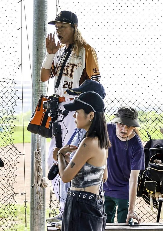 董事長樂團貝斯手鈞董（後中）執導台語短影集「閃帥棒球隊」，找來藝人黃鐙輝、白雲、阿BEN（白吉勝）等演出，預計15日起於YouTube上架。（大吉祥整合行銷提供）中央社記者洪素津傳真　115年2月8日