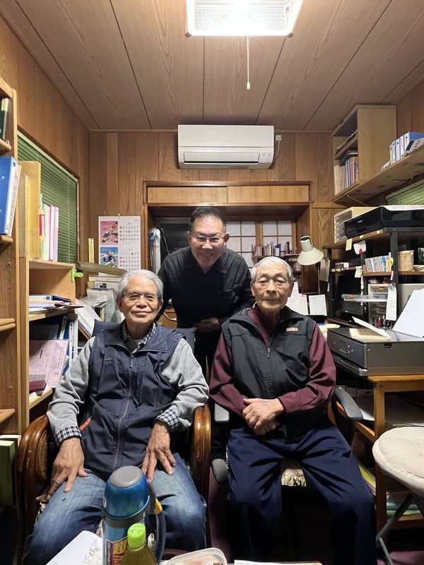 研究琉球．沖繩議題30年的林泉忠最近重訪沖繩，與當地官員、專家學者及媒體人士就中國第三波「琉球熱議」進行交流。他表示，沖繩人大都傾向認為，沖繩的地位問題或者沖繩的未來，應由沖繩人民自己決定。圖為林泉忠（中）與琉球歷史學者金城正篤、又吉盛清於金城宅邸留影。（受訪者提供）中央社記者陳鎧妤傳真  115年2月8日