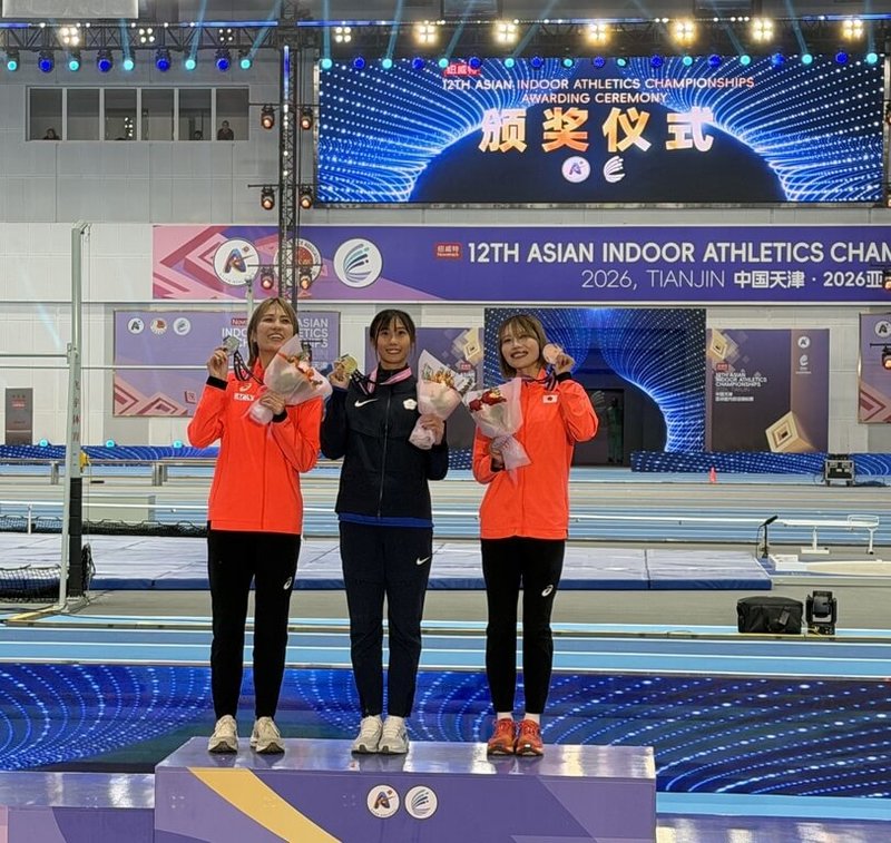 台灣「跨欄甜心」張博雅（中）8日在中國天津舉行的亞洲室內田徑錦標賽女子60公尺跨欄決賽，以破全國紀錄的8秒12摘金。（王國慧提供）中央社記者黎建忠傳真　115年2月8日