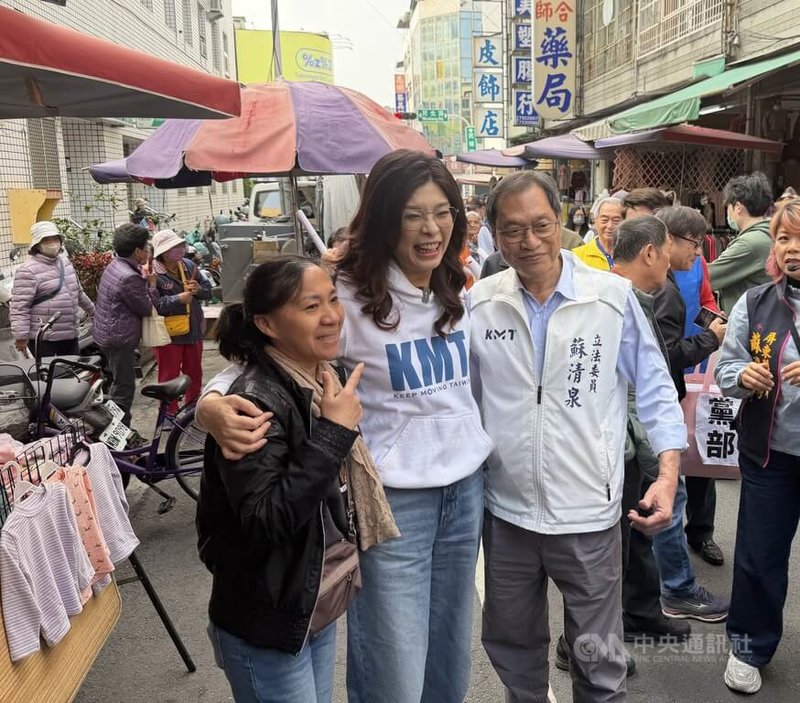 國民黨主席鄭麗文（前中）8日到屏東，與參選屏東縣長的立委蘇清泉（前右）一起到中央市場發春聯，沿路受到支持者熱情合照。中央社記者李卉婷攝 115年2月8日