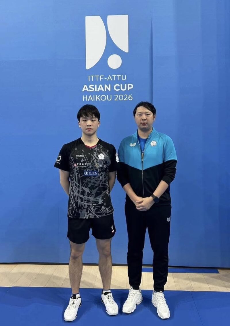 台灣19歲新秀張佑安（左）8日在中國海口舉行的亞洲盃桌球錦標賽男單4強賽中不敵日本好手戶上隼輔，奪下第4名。（圖取自facebook.com/changyuantt）
