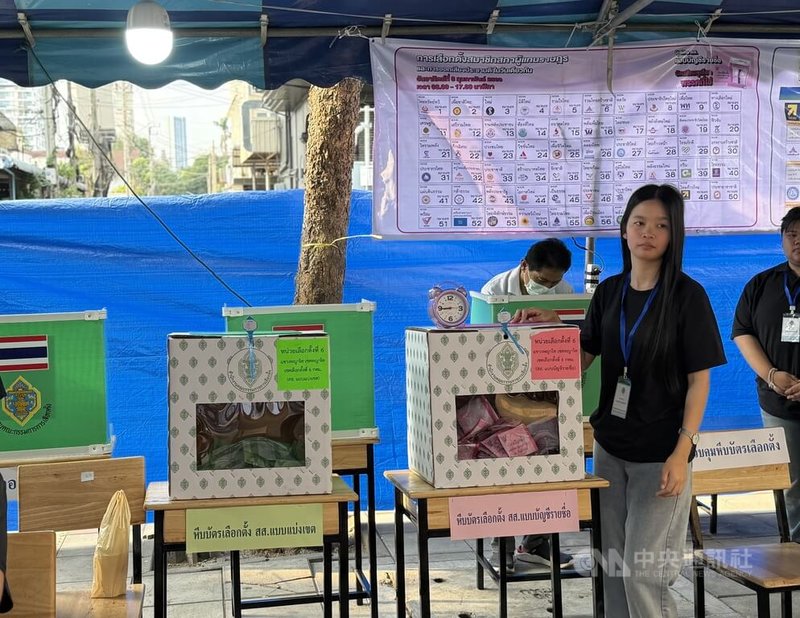 泰國8日舉行大選。曼谷一處投票所的選務人員協助選民投票。中央社記者李宗憲曼谷攝　115年2月8日