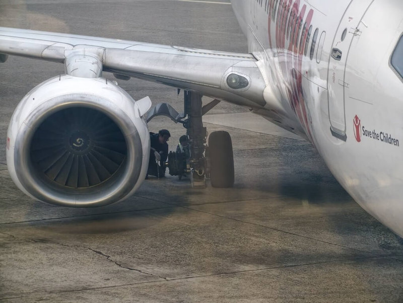 德威航空8日下午1架班機降落時發生右側主輪脫落，桃園國際機場公司立即暫停北跑道起降，維持單跑道運作，機場公司9日表示，跑道關閉期間共12班航班延誤。（民眾周先生提供）中央社記者吳睿騏桃園機場傳真　115年2月9日