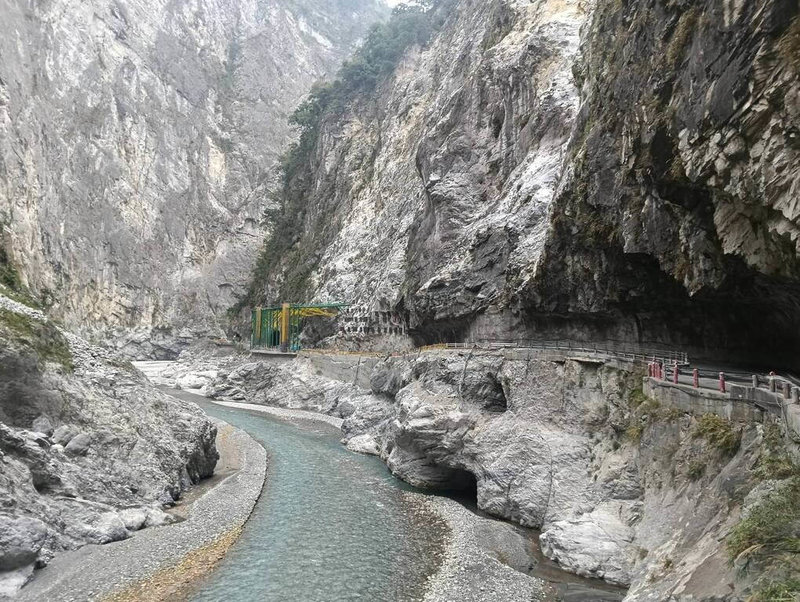 台8線中橫公路東段天祥至太魯閣口，因0403地震、風災造成多處嚴重坍方，公路局工務段依短、中、長期計畫展開修復，改善易落石路段。（民眾提供）中央社記者李先鳳傳真　115年2月9日