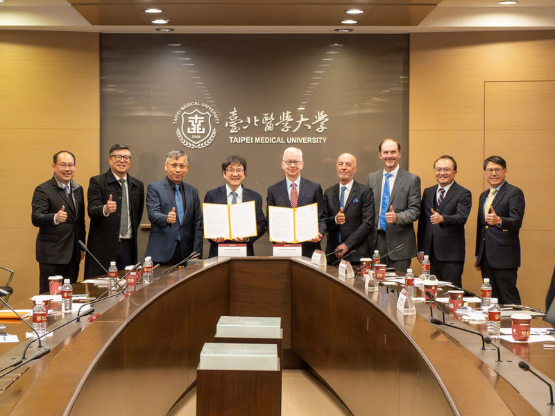 台北醫學大學與美國預測式人工智慧公司簽署產學合約，將導入預測式人工智慧，共同開發慢性腎臟病早期風險辨識與精準介入的新型照護模式，醫療團隊可依據預測結果，提早進行個別化治療與追蹤。（北醫大提供）中央社記者許秩維傳真　115年2月9日