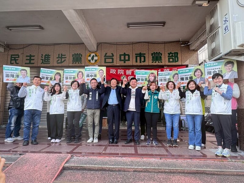 民進黨立委王世堅（左5）9日陪同英系台中市議員前往市黨部登記，對於媒體詢問是否邀集英系友人加入「堅系」，王世堅笑說，「堅系」是民進黨最小派系，一個人的派系，但這是開玩笑的。（民眾提供）中央社記者趙麗妍傳真　115年2月9日