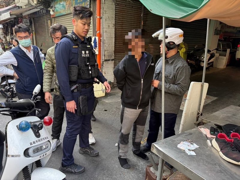 張姓男子（右2）9日下午到嘉義市某銀樓假消費真搶劫，欲騎車逃逸時，疑慌張跌倒，被路過民眾及趕抵警察成功圍捕，詢後依搶奪罪嫌移送偵辦。 （民眾提供）　中央社記者姜宜菁傳真　115年2月9日