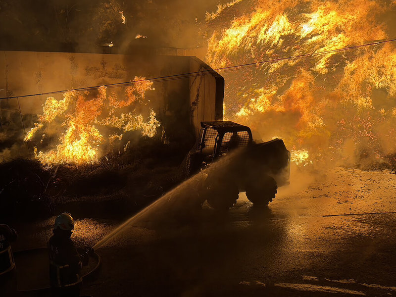 彰化縣鹿港鎮清潔隊大型家具回收暫置區9日晚間發生大火，波及電線與機具，經消防人員全力搶救，火勢在短時間內即得到控制，無延燒之虞。（鹿港鎮公所提供）中央社記者鄭維真傳真　115年2月9日