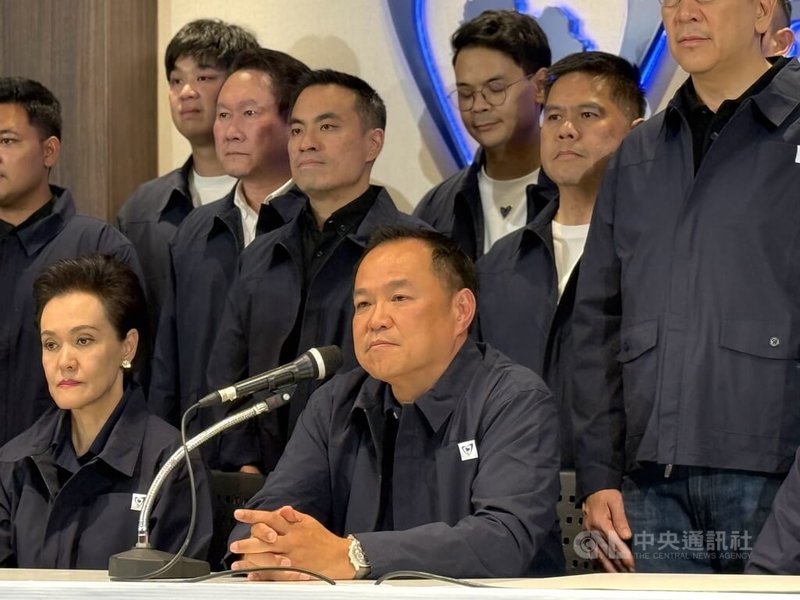泰國總理兼泰自豪黨黨魁阿努廷（前左2）8日晚間在黨部舉行記者會宣布勝選。中央社記者李宗憲曼谷攝　115年2月9日