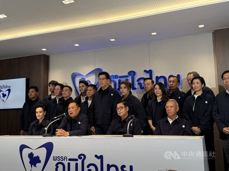泰國總理兼泰自豪黨黨魁阿努廷8日晚間與該黨團隊共同召開記者會，他表示，此次勝利屬於人民，該黨將致力於國家穩定發展，解決泰國民眾問題。中央社記者李宗憲曼谷攝　115年2月9日