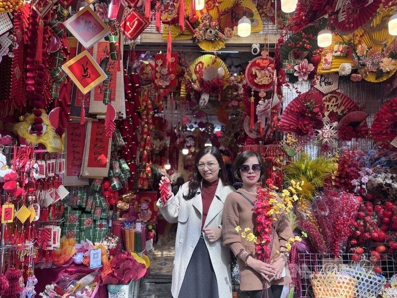 河內36古街平時有賣絲綢、成衣、乾貨、蜜餞、美食、銀器、生鮮食材，接近年節時就會化身為越南版「迪化街」，住在市區的河內居民也會到36古街採買。中央社記者曾婷瑄河內攝　115年2月9日