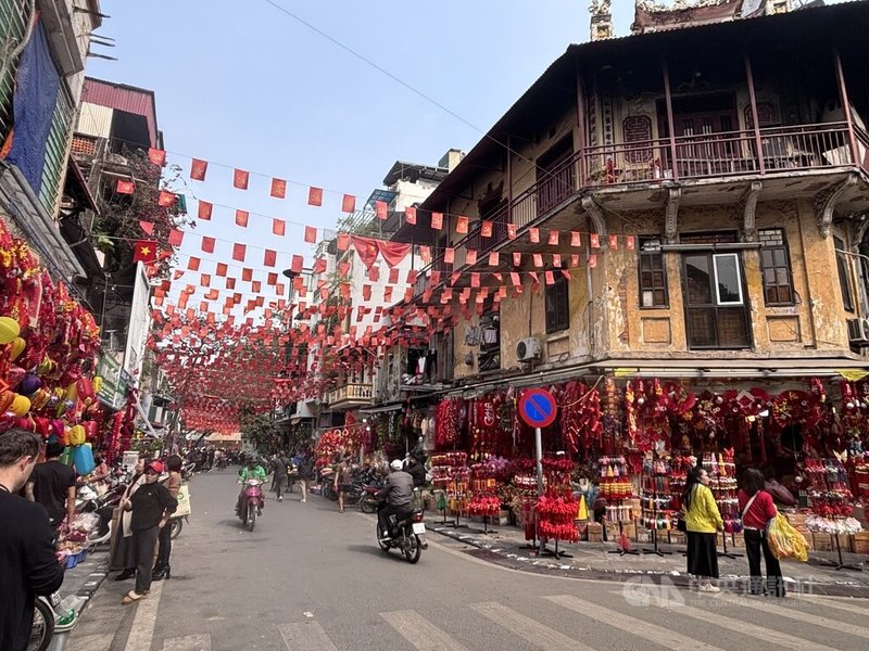 河內36古街是歷史最悠久的商業中心，起源可追溯至11世紀的李朝時期。每條街道通常以特定行業命名。春節將近，這裡除了是觀光客必遊景點，也成了當地人採買年貨的好去處。中央社記者曾婷瑄河內攝　115年2月9日