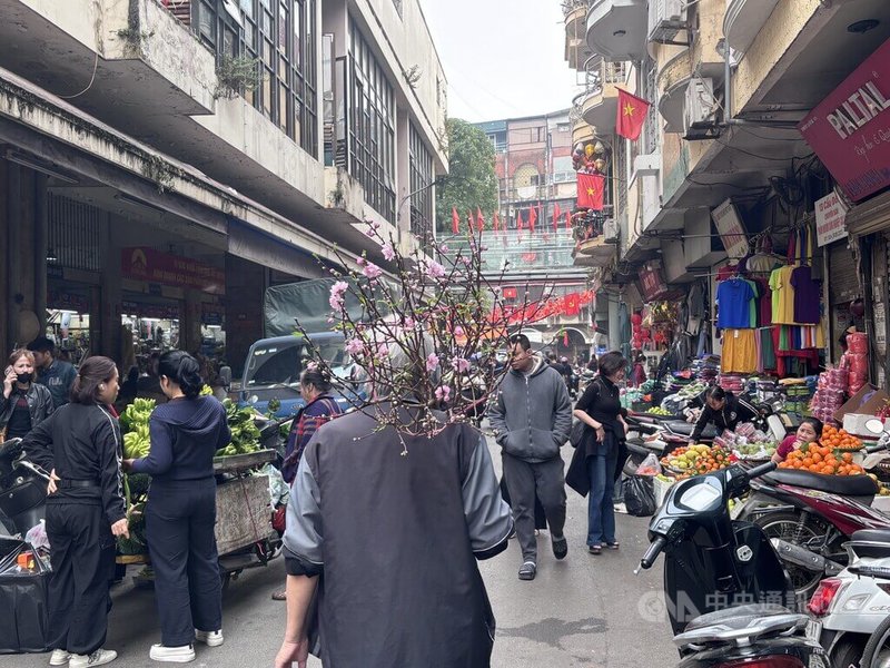 千年河內36古街保留的古風與管屋如今不僅吸引許多遊客，當地人也會逛，周邊的幾個市場更是人潮川流。春節期間，各種年節物品，從花卉水果、裝飾到紙袋，36古街應有盡有。中央社記者曾婷瑄河內攝　115年2月9日