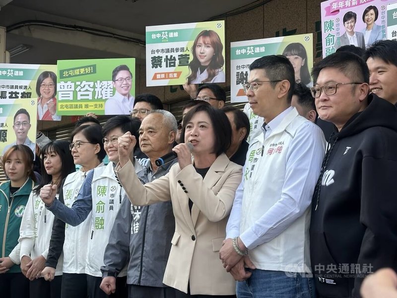 將參選台中市長的民進黨立委何欣純（前右3）9日陪同黨籍市議員登記初選，她致詞時承諾，若當選將扛起責任、做對的決定，讓台中市政大步向前。中央社記者趙麗妍攝　115年2月9日