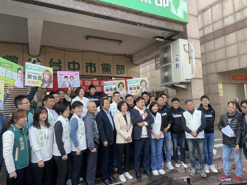 民進黨立委王世堅（前排左6起）、何欣純、莊瑞雄9日陪同「台中英連線」議員參選人前往台中市黨部辦理黨內初選登記。中央社記者趙麗妍攝　115年2月9日