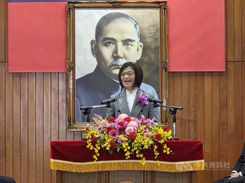 台灣高等法院9日舉行新、卸任院長交接典禮，由司法院副秘書長王梅英（圖）接任高院院長，她致詞時表示，自己有幸站在「巨人的肩膀上」接下任務，並向前輩致敬。中央社記者謝君臨攝　115年2月9日