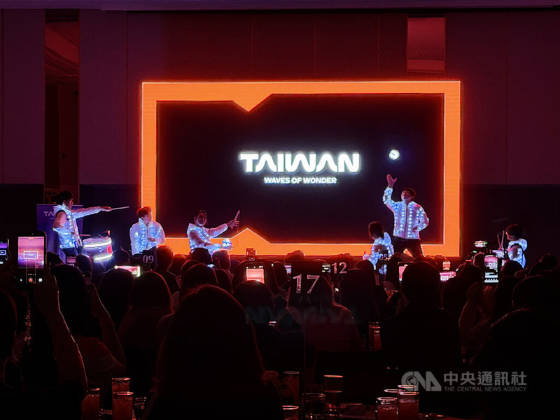 交通部觀光署9日在馬尼拉辦理台灣觀光推廣會，強化雙邊觀光產業交流。圖為台灣技藝團體在活動上表演扯鈴。中央社記者林行健馬尼拉攝　115年2月9日