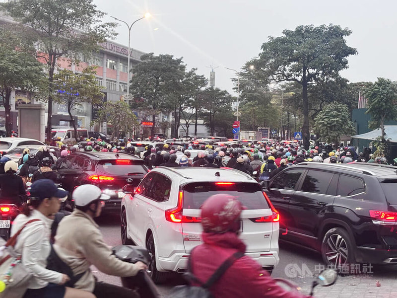 河內都市化快速，自用車與鄰近人口湧入數量皆激增，使道路不堪重負。每到上下班尖峰時刻，市中心的交通就壅塞打結，上百台汽機車堵在一起，互相卡位，艱難前進。中央社記者曾婷瑄河內攝　115年2月9日