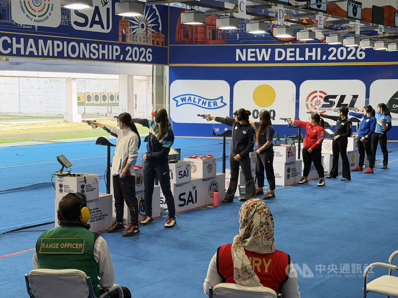 台灣射擊女將田家榛（站姿左4）、陳俞如（站姿左1）闖進2026亞洲步槍/手槍錦標賽的女子25公尺手槍決賽，兩人最終分獲第5、6名。中央社記者李晉緯新德里攝　115年2月9日
