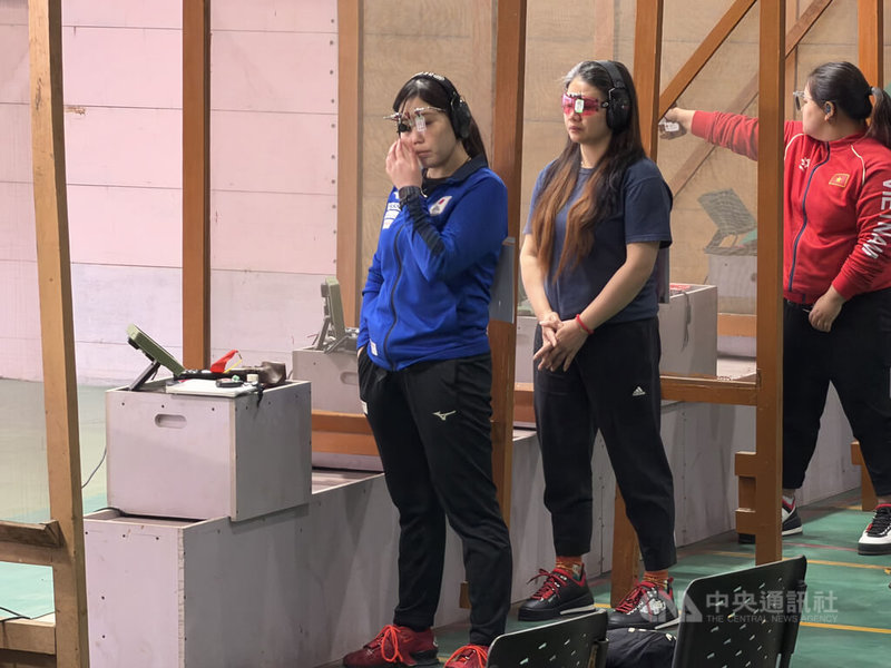 台灣射擊代表隊在2026亞洲步槍/手槍錦標賽奪下女子25公尺手槍團體賽銀牌，田家榛（中）的個人成績則排在第5。中央社記者李晉緯新德里攝　115年2月9日