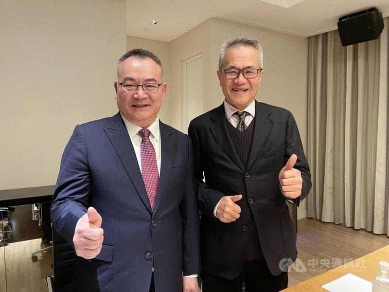 穎崴9日晚間舉行年終旺年會，董事長王嘉煌（右）預期，今年營運目標逐季創新高，受惠人工智慧（AI）需求強勁，2025年員工獎金和分紅也大方送，現金支出達到新台幣8億元。圖左為穎崴執行副總經理陳紹焜。 中央社記者鍾榮峰攝　115年2月9日