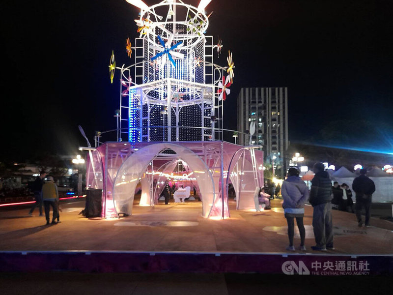 2026花蓮太平洋燈會正在日出大道展出，主燈名為「花好」，意為花蓮正好、好事回歸，象徵祝福與希望。中央社記者李先鳳攝　115年2月9日