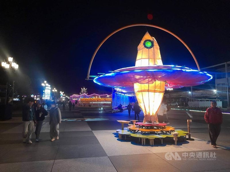 2026花蓮太平洋燈會日前開展，對於作品「花現15288」被形容像「鹹魚」，縣府表示，尊重並理解各界觀看角度與審美感受，也邀請大家到燈會現場，從作品與土地連結，看見風土人文與生命力。中央社記者李先鳳攝　115年2月9日