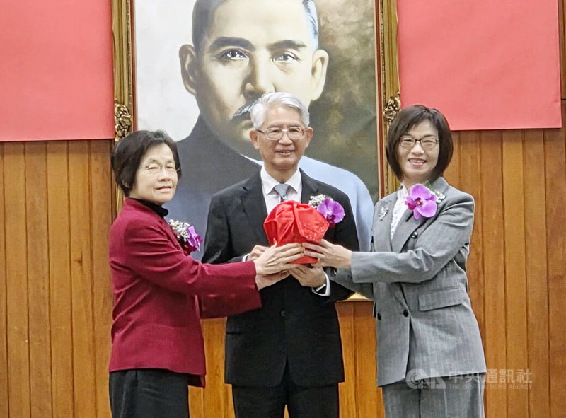 台灣高等法院及所屬法院9日舉行卸、新任首長聯合交接及宣誓典禮，由司法院代理院長謝銘洋（中）監交，卸任高院院長高金枝（左）將印信交給新任院長王梅英（右）。中央社記者謝君臨攝　115年2月9日