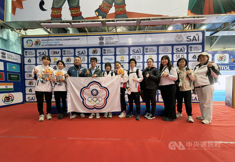 台灣射擊代表隊總教練郭孟熙（左3）表示，參加2026亞洲步槍/手槍錦標賽的一大目的，就是要為能在亞運奪牌做準備，希望選手透過高張力比賽，養成「敢拚、敢搶」的精神。中央社記者李晉緯新德里攝　115年2月9日
