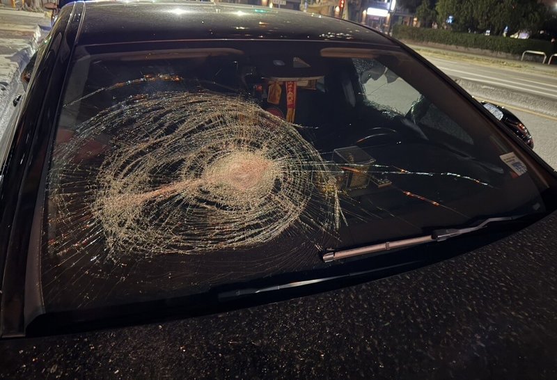 台中市南區五權南路上8日晚間有車輛突遭破壞，擋風玻璃疑遭重擊出現裂痕，警方獲報逮捕涉案的顏姓男子，初步了解顏男與車主有金錢糾紛，訊後依法送辦。（民眾提供）中央社記者趙麗妍傳真　115年2月9日