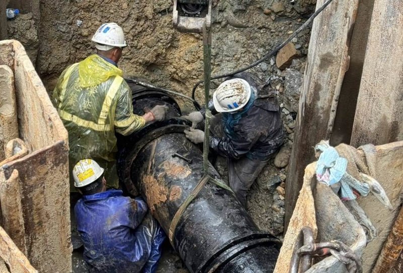 新北市新莊區新北大道人行天橋新建工程，承包廠不慎挖破自來水管，經連夜緊急搶修已完成接管，市府預估9日中午前可恢復正常供水。（新北市政府提供）中央社記者王鴻國傳真　115年2月9日