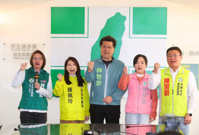 民進黨台北市士林、北投區現任5席議員林延鳳（左起）、鍾佩玲、林世宗、陳慈慧、陳賢蔚，9日前往民進黨台北市黨部登記議員初選，振臂高喊「有經驗最團結、士北議員全壘打」口號，展現團結氣勢。中央社記者謝佳璋攝  115年2月9日