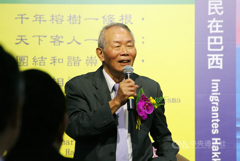 巴西僑界7日於聖保羅舉辦慶祝「客家移民在巴西」新書發行感恩茶會，總編輯鄧幸光高齡87歲仍堅持完成此書，他強調「老去的是年齡，未曾老去的是心智」，盼這本書如同裝上翅膀，飛得更遠。中央社記者唐雅陵聖保羅攝　115年2月9日